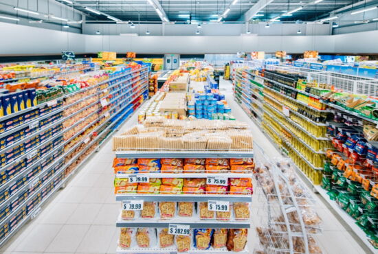 Regale im Supermarkt