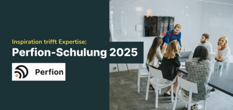 Teammeeting in modernem Konferenzraum mit Fokus auf PIM-Lösungen von Perfion