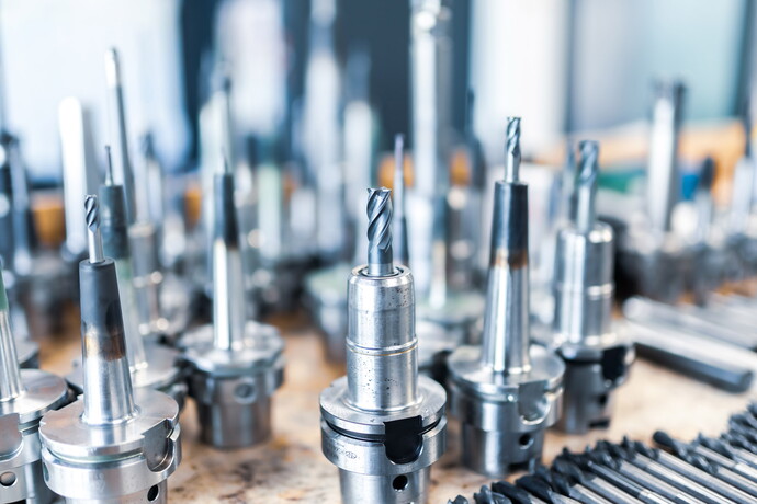 Präzisionsbohrer und Fräswerkzeuge in einer Werkstatt nah aufgenommen