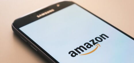 Handy mit Amazon Logo