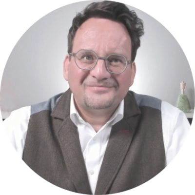 Portrait von Dr. Oliver Ratajczak von terra infrastructure GmbH der eine Brille trägt und eine Weste über einem Hemd.