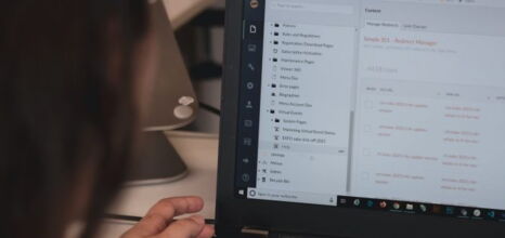 Person mit Laptop