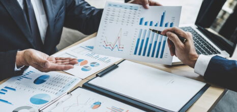 Zwei Männer sprechen über Statistiken