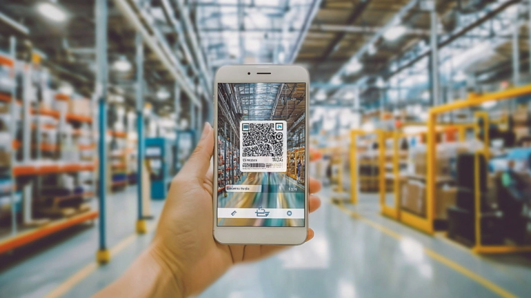 Hand hält Smartphone mit QR-Code-Scanner in einem modernen Lager zur digitalen Produktverfolgung