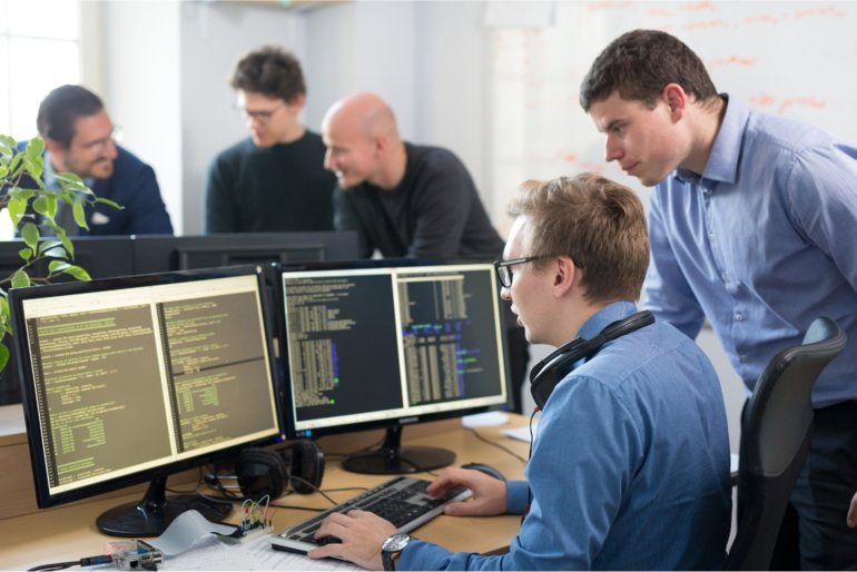 Zwei Männer schauen auf einen Computer