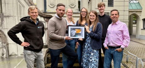 Team von ESYON präsentiert stolz die Goldpartner-Auszeichnung.