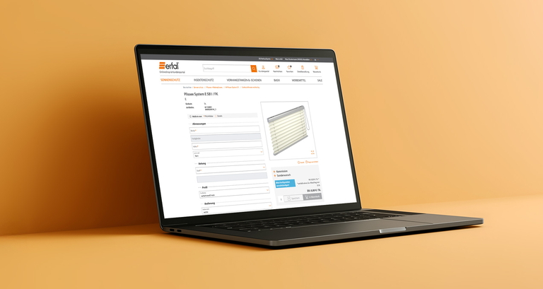 Laptop mit geöffnetem erfal Online-Konfigurator für Sonnenschutzprodukte vor orangem Hintergrund