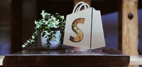 Shopify Logo als aufsteller auf einem Tisch