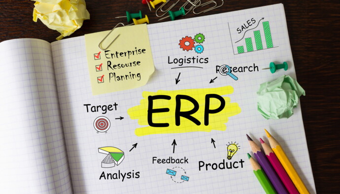 Notizbuchseite mit buntem Diagramm zu ERP (Enterprise Resource Planning).