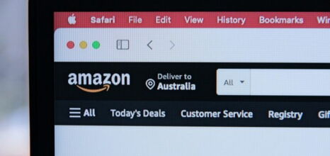 Foto eines Mobil gerätes mit einer Amazon Website