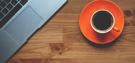Laptop mit Kaffee